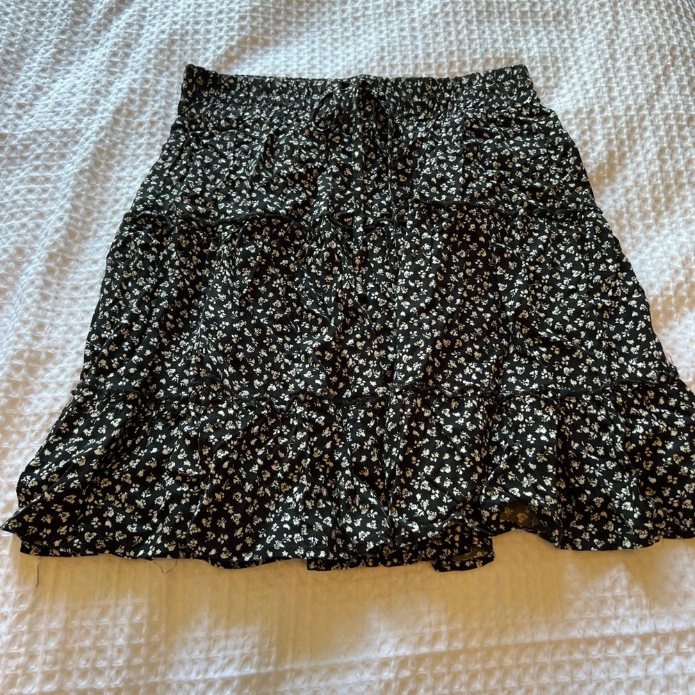Black and white floral skirt size medium